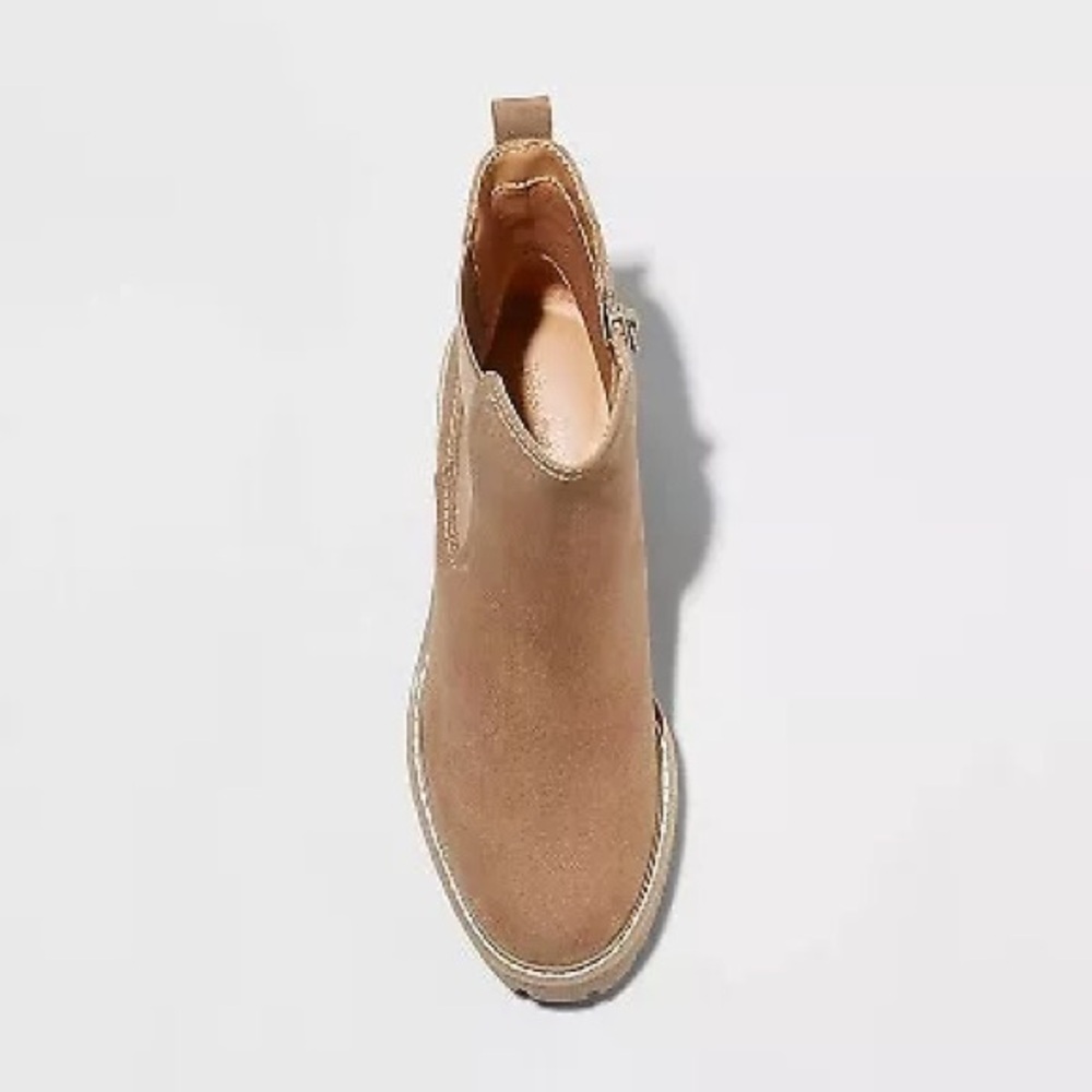 Women's Crispin Chelsea Boots - Universal Thread Tan. Size 8.5. New with tag.